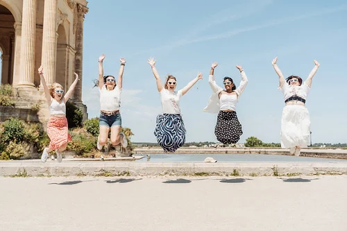 groupe de femmes saute en l air lors d un evjf pour illustrer 10 idees originales pour un evjf a montpellier