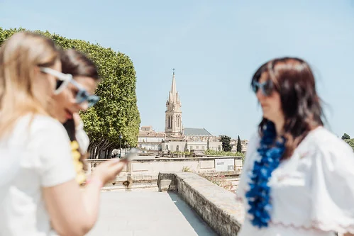 femmes en evjf discutent avec vue sur la ville pour illustrer 10 idees originales pour un evjf a montpellier
