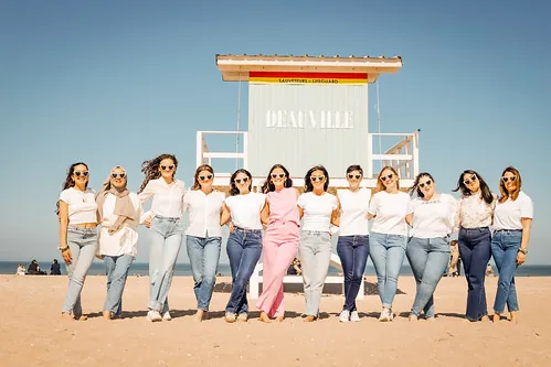 groupe de femmes alignees sur la plage a deauville pendant des activites incontournables evjf a deauville