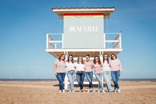 groupe de femmes sur la plage de deauville devant une cabane pendant des activites sportives evjf a deauville