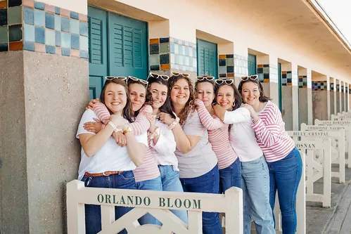 groupe de femmes souriantes devant les planches a deauville pendant des activites tendances evjf a deauville
