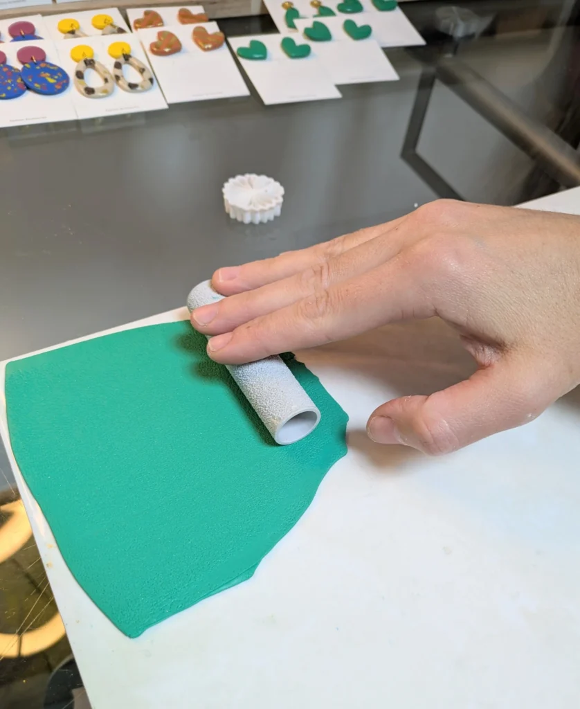 Création de bijoux en pâte Fimo lors d’un atelier EVJF entre amies.