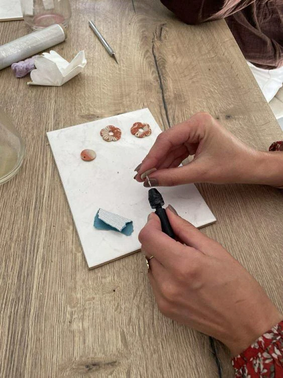 Montage de bijoux faits main pendant un atelier EVJF convivial.