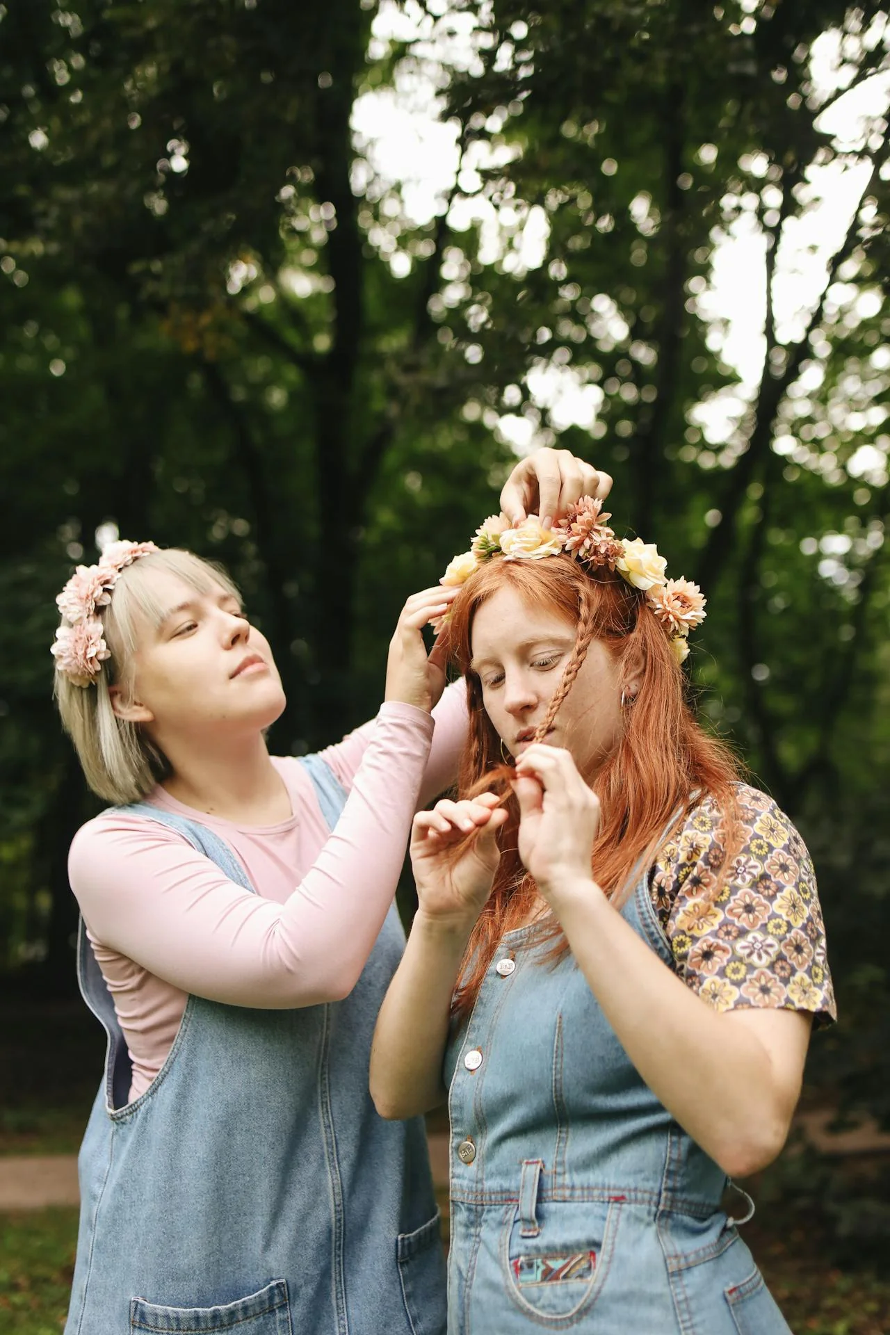 Création d’un accessoire cheveux avec des fleurs blanches lors d’un atelier EVJF à La Baule
