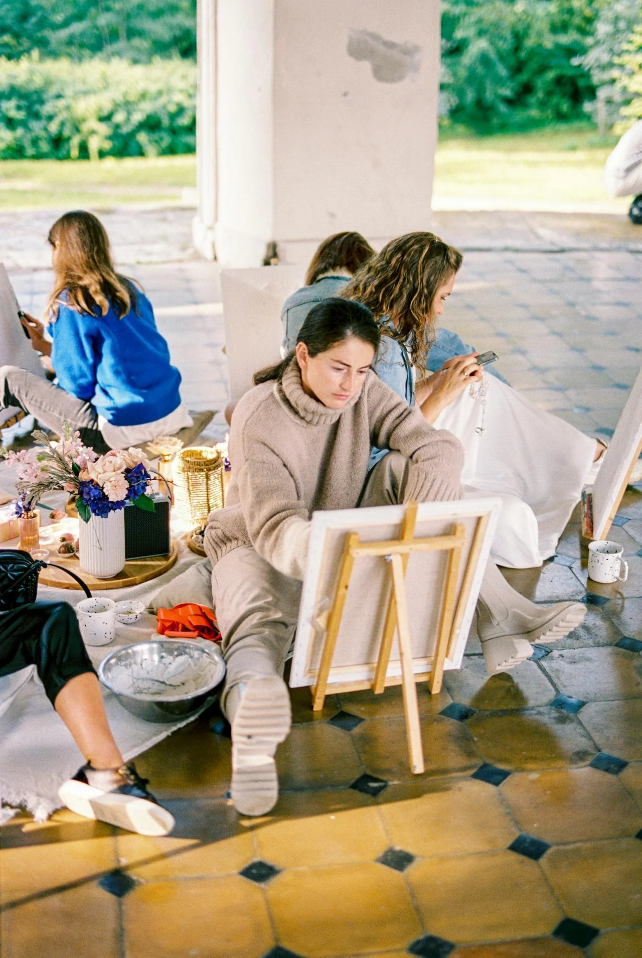Groupe de femmes participant à un atelier peinture EVJF à Pornichet près de La Baule