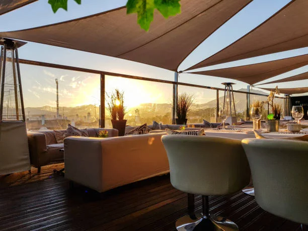 Terrasse de rooftop élégante à Nantes au coucher du soleil, parfaite pour un EVJF entre amies
