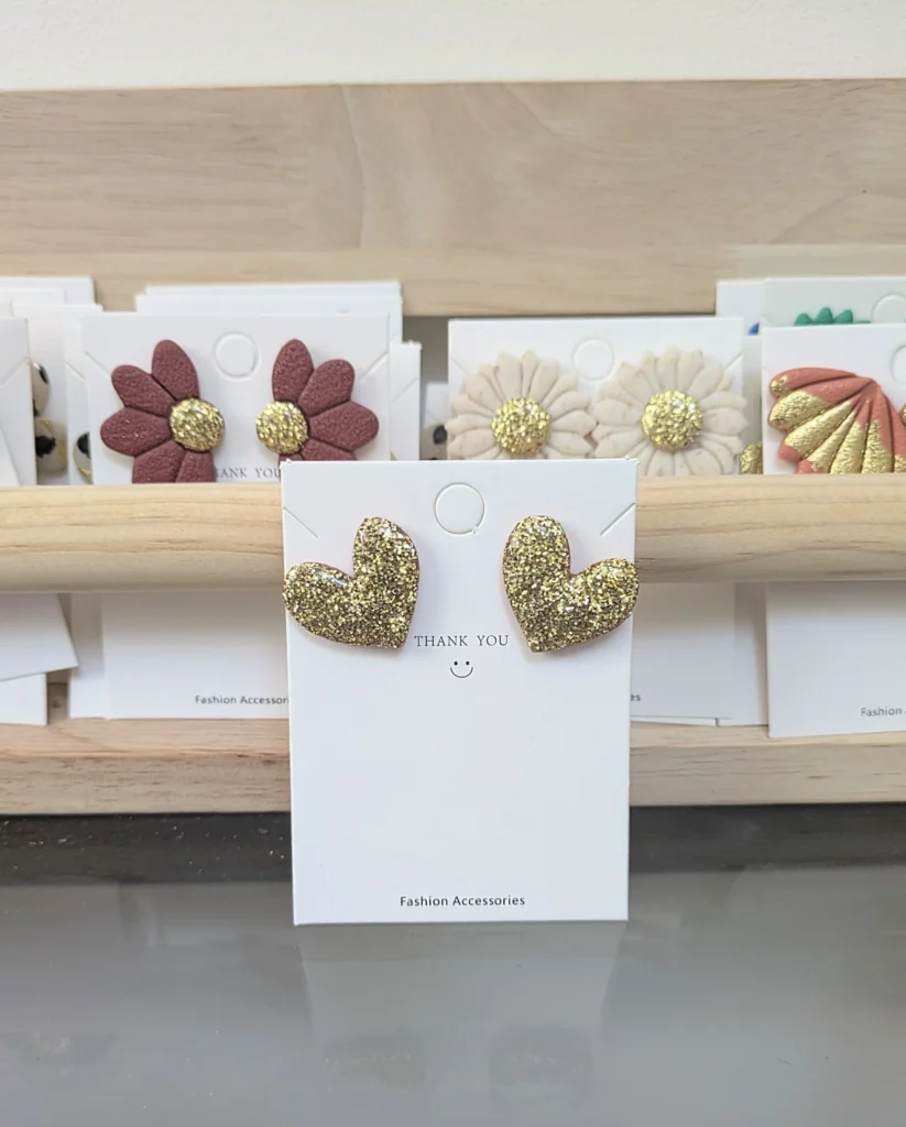 Boucles d’oreilles en forme de cœur doré réalisées en pâte Fimo lors d’un atelier EVJF.