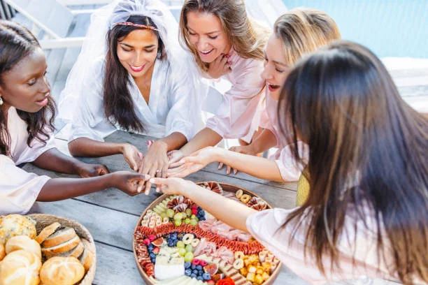 groupe de femmes autour d une table partageant un brunch pendant un evjf à montpellier