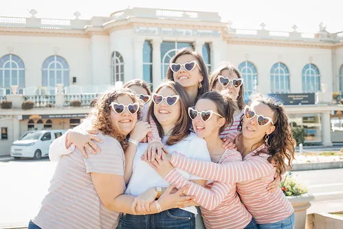 groupe de femmes souriantes devant le casino lors d une chasse au tresor evjf a deauville
