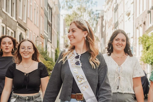 future mariee marchant avec ses amies dans les rues