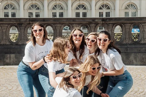 Groupe de copines qui rient ensemble lors d un city game evjf a Bruxelles dans une ambiance joyeuse
