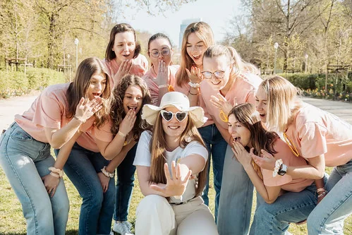 Groupe de copines souriantes, la mariee montre sa bague