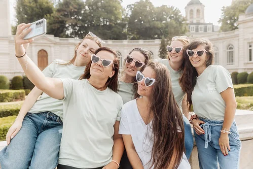 Groupe de copines prend un selfie lors d un city game evjf a Bruxelles dans un parc