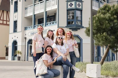 groupe de copines pose devant un batiment typique de la station balneaire