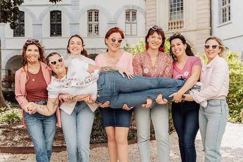 groupe de copines portant la future mariee
