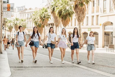 groupe de filles qui marchent main dans la main dans le centre ville pendant un city game evjf montpellier