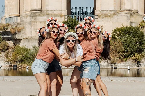 groupe de filles en formation coeur avec ambiance festive