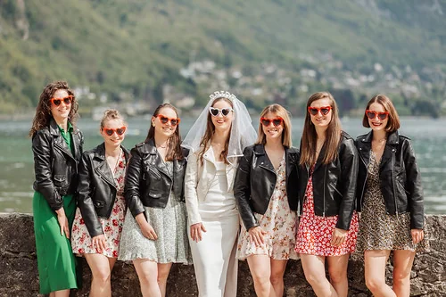 Groupe de filles en look rock avec la mariée en blanc posant