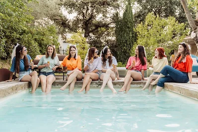 groupe de femmes assises au bord d une piscine en pleine discussion
