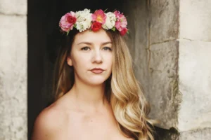 Jeune femme portant une couronne de fleurs colorées lors d’un shooting EVJF à La Baule