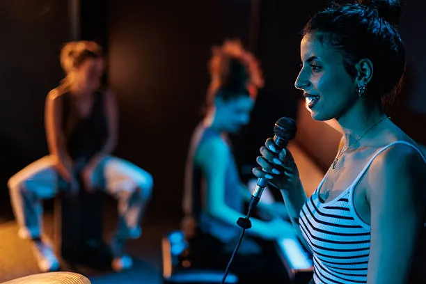 femme chantant au micro lors d un cours de chant avec ses amies en arriere plan