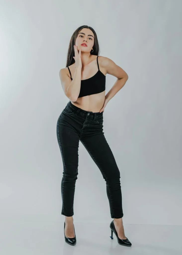 Femme posant en tenue noire et talons pour un cours de danse heels