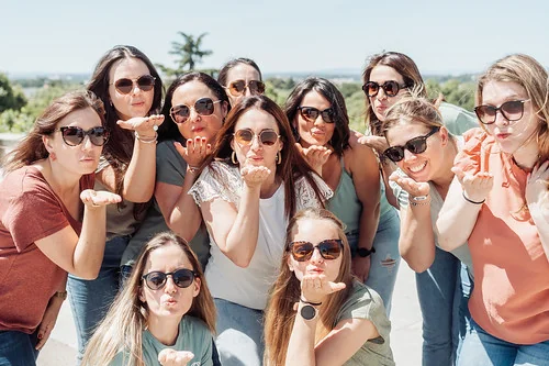 copines dans les vignes souriant et envoyant un baiser vers l’objectif