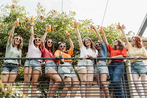 groupe de femmes levant leurs verres et souriant lors d un evjf à montpellier