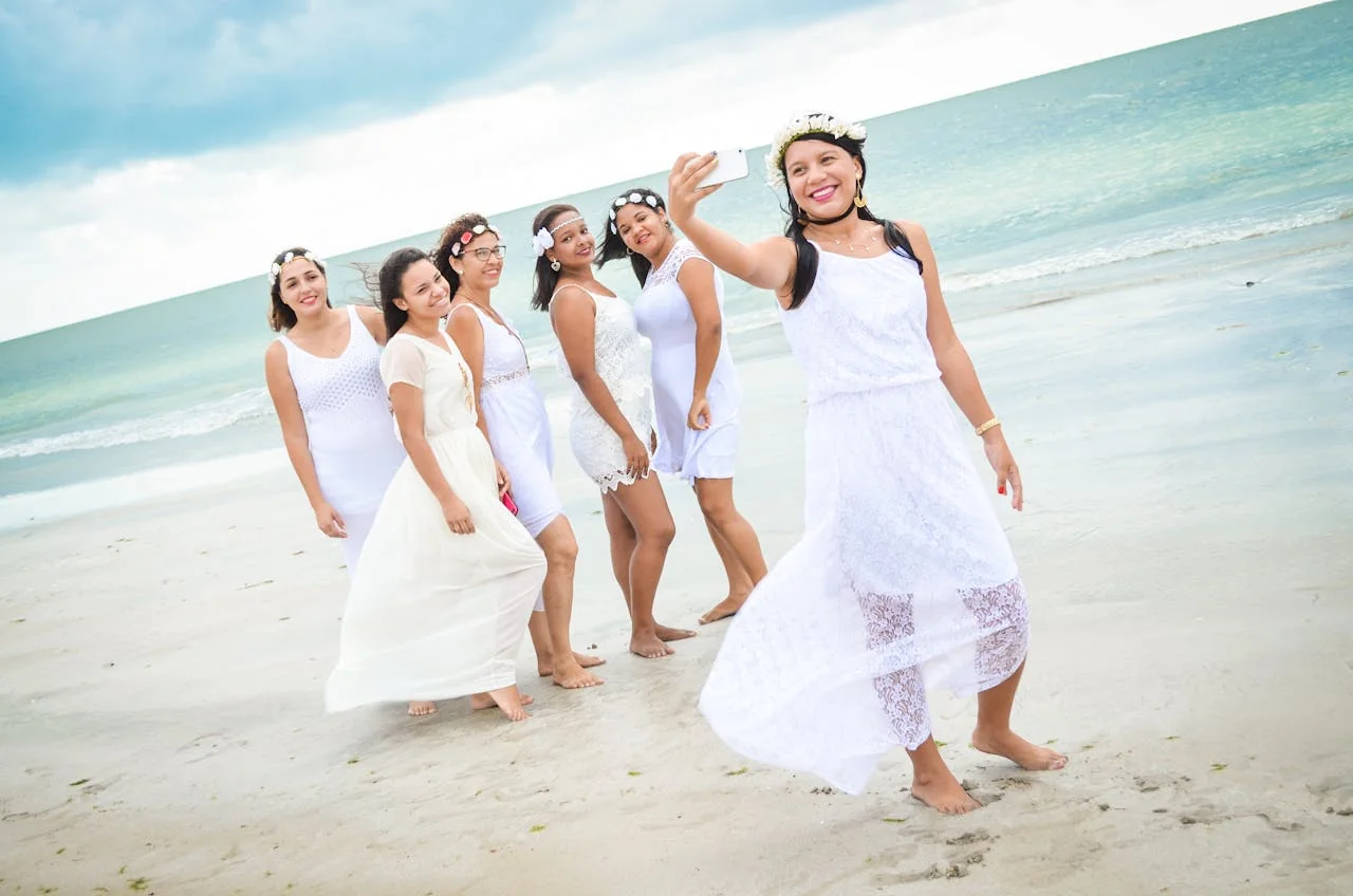 Groupe d’amies en blanc prenant un selfie sur la plage pendant un EVJF à La Baule