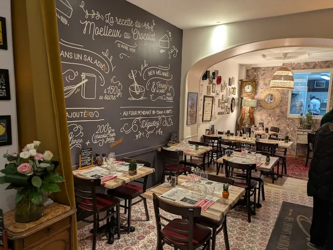 interieur chaleureux d un restaurant convivial à nantes ideal pour un repas evjf entre amies