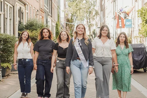 groupe d’amies marchant dans une rue d’amsterdam dans une ambiance détendue