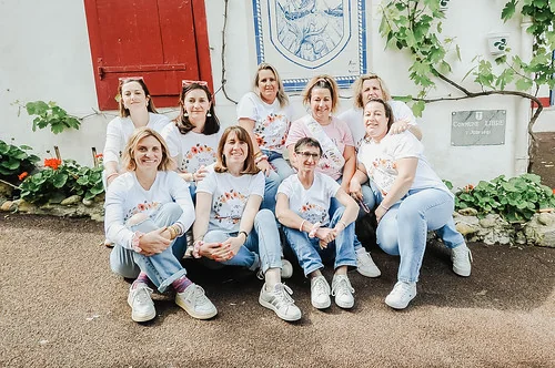 groupe de femmes assises devant une maison basque