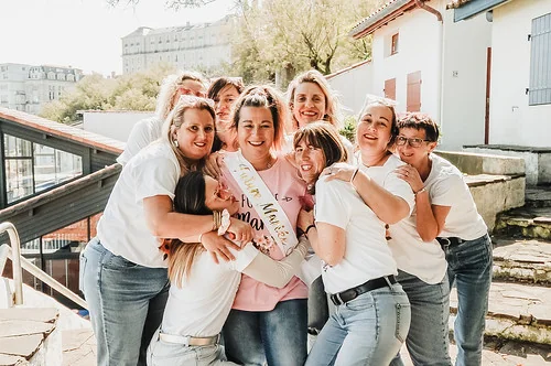 groupe de femmes celebrant un enterrement de vie de jeune fille lors d un jeu de piste evjf paranormal a biarritz