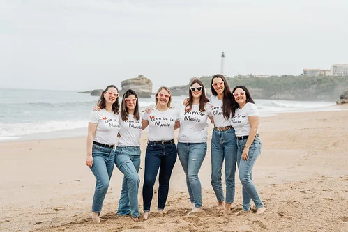 groupe de femmes souriantes sur la plage de biarritz participant a un jeu de piste evjf paranormal