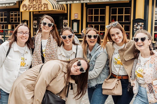 groupe de femmes souriantes portant des lunettes en forme de cœur participant à un jeu de piste evjf paranormal à bruxelle