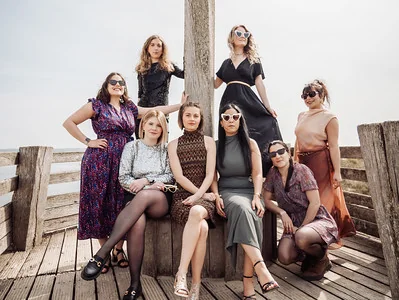 groupe d’amies posant élégamment sur une jetée