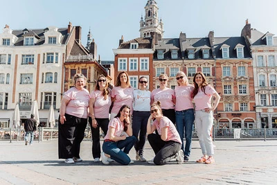 groupe de femmes participant à un jeu de piste evjf paranormal à lille sur une place ensoleillée