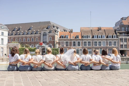 groupe de femmes assises de dos au bord de l’eau à lille pendant un jeu de piste evjf paranormal