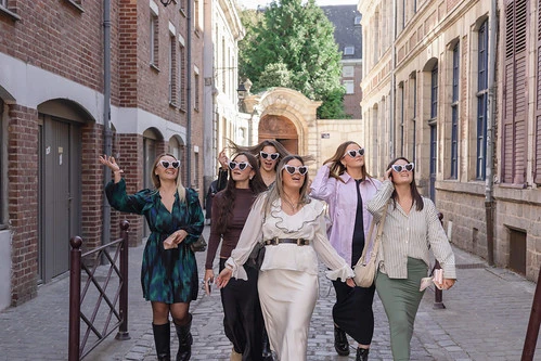 groupe de femmes marchant dans une ruelle