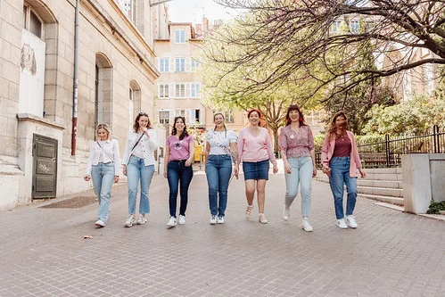 groupe de femmes marchant ensemble dans une rue