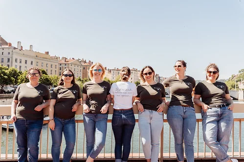groupe de femmes souriantes lors d un evjf sur un pont a lyon pendant le jeu de piste evjf paranormal lyon