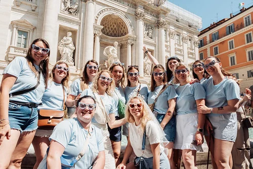 groupe de femmes celebrant un evjf a rome devant la fontaine de trevi pendant un jeu de piste paranormal