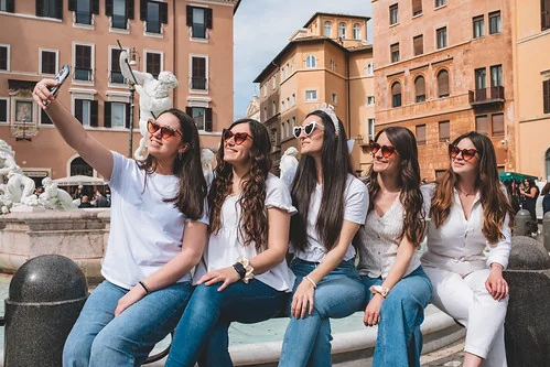 groupe de femmes prenant un selfie lors d un evjf a rome devant une fontaine pendant un jeu de piste paranormal