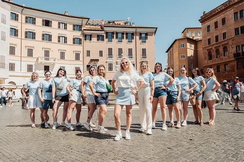 groupe de femmes posant ensemble lors d un evjf a rome sur une place ensoleillee
