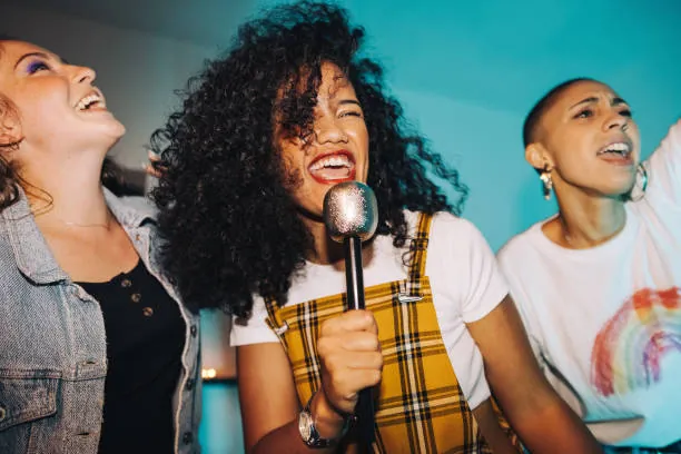 groupe de femmes chantant et s amusant lors d une soiree karaoke evjf a nantes