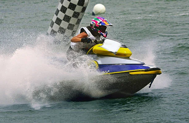 Une participante pilote un jet-ski lors d’une session de karting aquatique, vitesse et sensations fortes.