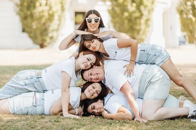 Groupe de filles empilées en forme de pyramide au sol dans une ambiance