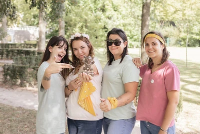 quatre filles evjf tenant un totem style koh lanta evjf lille avec bandanas