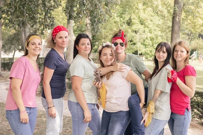 groupe de filles evjf avec bandanas style koh lanta evjf lille pose en exterieur