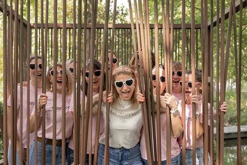 groupe de filles evjf derriere des barreaux style koh lanta evjf lille ambiance defi aventure